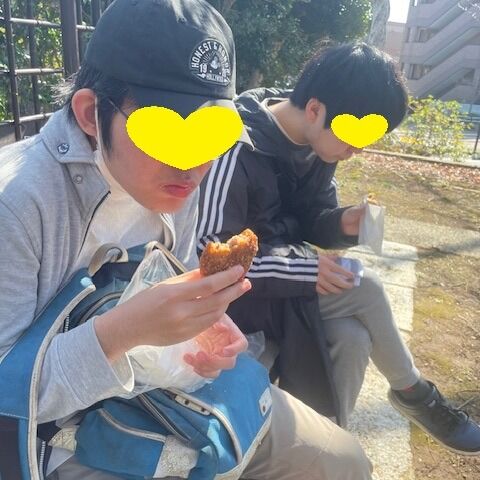 保土ヶ谷の境木商店街で有名なコロッケ＆メンチ、ご利益まんじゅうを買って神社で食べました。ご利益ありますように＃グループホーム＃コロッケ