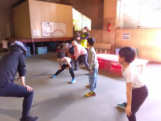 こんばんは！
放課後等デイサービスとことこ本郷台教室です。今日はおでかけの様子を紹介します。
先日は、横浜ラポールに行き運動の活動を行いました！初めに陸上トラックを使ってリレーをし、その後ローンボウルス場で自由時間を過ごしました。ローンボウルス場では、フリスビーを飛ばしたりウレタンボールを投げて遊んでいました！

#社会福祉法人
#放課後等デイサービス
#おでかけ
#運動
#活動