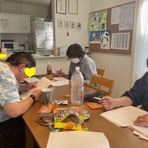 入居者さんを交えてのスタッフ会議を行いました。特に3月の外出について真剣に意見されていました。＃グループホーム＃スタッフ会議