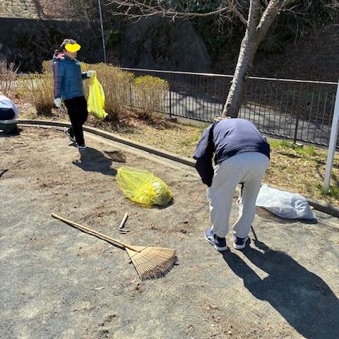 週末近隣公園で地域の皆様と草刈りを行いとても良いコミュニケーションができました。お昼はWBCマック食べながら応援しております。＃グループホーム＃公園清掃＃WBC