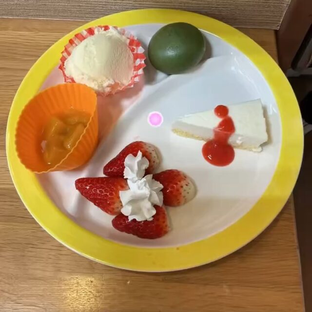 こんにちは。小規模多機能田原の里です😀
プレートスイーツイベントを行いました！
やっぱりおやつは別腹ですね☺️♪

#社会福祉法人いずみ福祉会 #特別養護老人ホーム #田原の里 #ユニットケア #小規模多機能 #くず葉台ケアセンター #秦野市 #笑顔 #スイーツ #バイキング #別腹