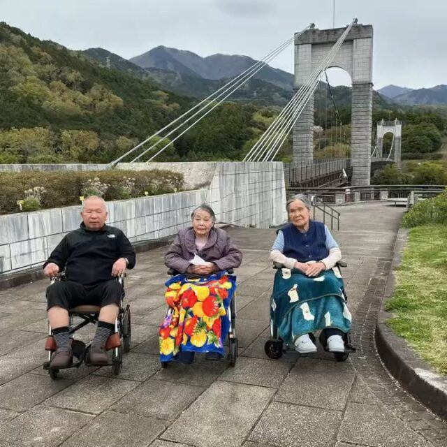 こんにちは♪ 小規模多機能田原の里です。秦野戸川公園のチューリップ🌷フェアに行って来ました。色とりどりのチューリップ、春の日差しや空気を感じ、春を堪能しました💕✨

#社会福祉法人いずみ福祉会 #特別養護老人ホーム #田原の里 #ユニットケア #小規模多機能 #くず葉台ケアセンター #秦野市 #笑顔 #秦野戸川公園チューリップ
