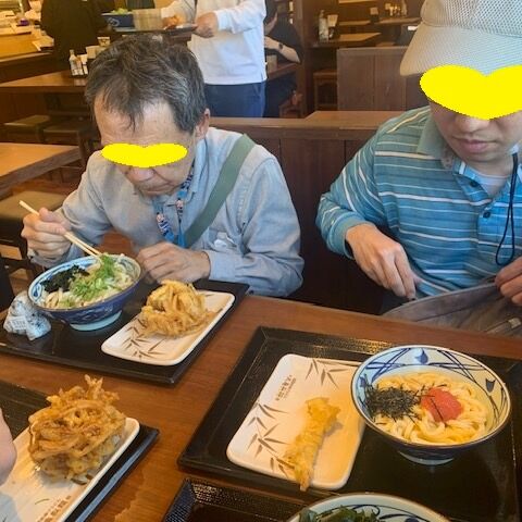 昨日丸亀製麺に昼食を食べに行った出来事です。

写真でお分かりかと思いますがテーブルに水がありません。

セルフの丸亀製麺では水もセルフが当然ですが

水を待っていたのではなく水を持ってくるのを忘れていただけでした。

80歳くらいの店員さんがサッと人数分の水を持ってきてニコッと笑ってくれました。

その後うどんを食べながらその店員さんを少し見ていたら

その店員さんの店内を見渡す目は光っていました。

丸亀製麺が発展する理由がわかったような気がします。

ご馳走様でした😋