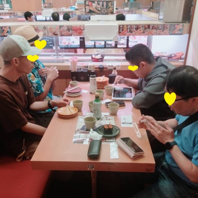 今日のランチは皆と回転ずしに行って自分たちで食べたいネタをタブレットを操作してオーダーしました。＃グループホーム＃回転ずし