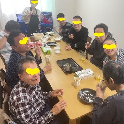 土曜日の午前中上柏尾の皆さんとの交流としてチュロスを皆で作って食べました。手際の良いスタッフにも感謝いたします。＃グループホーム＃交流＃チュロス