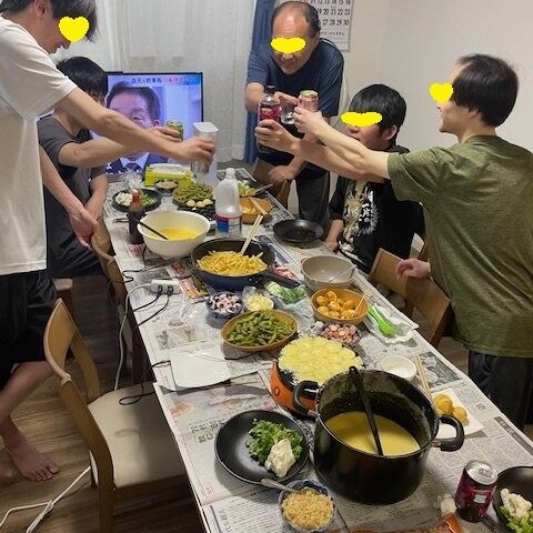 ゴールデンウィークは各自外出やお仕事の為、どこかに出掛けるというより皆さんでたこ焼きパーティのリクエストあり、乾杯の音頭では「これからも皆さん仲良くしましょう！」と言ってくれました。＃グループホーム＃たこ焼き