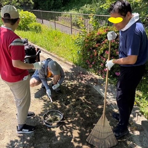 近隣の公園を地域の方々と一緒に草刈をしました。安全で遊びやすい公園作りのお手伝いと地域交流になりました。地域の皆さま、ありがとうございます。＃グループホーム＃草刈