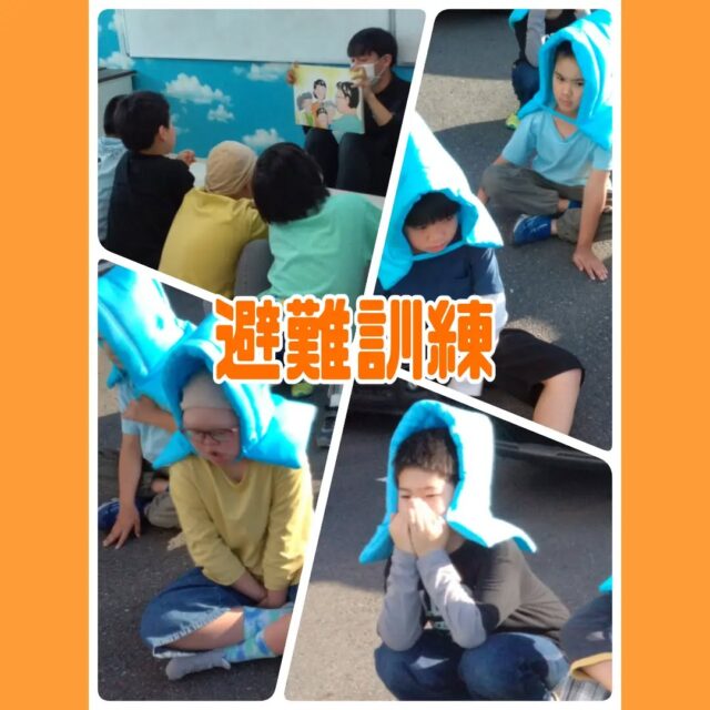 こんにちは！
とことこ本郷台教室です😊
今回は避難訓練の様子をお見せします✨️

1週間、活動として地震を想定して避難訓練を行いました！
最初に紙芝居や動画、クイズなどを用いて避難訓練や災害について学び、『おかしもち』について確認しています📚️

そのあと、自由遊びの時間に緊急地震速報の音を流し、机の下に隠れて防災頭巾を被り、外に出るところまで行っています😀

ルールを守って、行動ができていたとことこの皆さんとても素敵でした✨️

#放課後等デイサービス #放課後等デイサービスとことこ #自閉症 #発達障害 #避難訓練