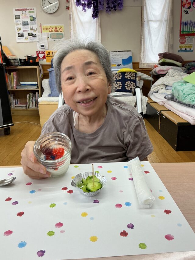 こんにちは😃くず葉台ケアセンターです♪
遅れましたが、先週土曜日に高校生マジシャン大志さんが来て下さいました♪
楽しく素晴らしいマジックを見て皆様大興奮でした♪
そして本日は、アジサイゼリー作りをしました♪
来週は、ボランティアさんによるフラダンスです♪
お楽しみに🤗

くず葉台ケアセンター
0463–84−5800
神奈川県秦野市東田原419-1

#デイサービス
#高校生マジシャン大志 
#来て下さいました
#アジサイゼリー