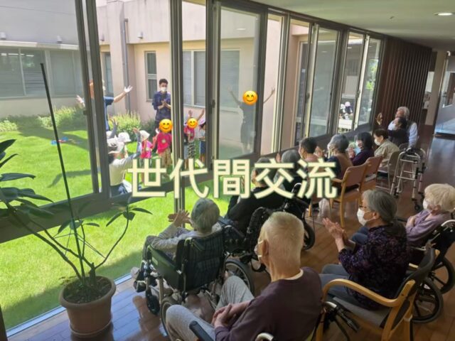 こんにちは、田原の里です😃
本日、若木保育園の園児7名が来所してくれました😊
小規模多機能・特養で元気いっぱいに歌を3曲披露♪その後は中庭で水風船や水鉄砲を使って楽しく遊びました🔫💦
園児たちの笑顔と元気な姿に、利用者様・入所者様も自然と笑顔に😊世代を超えた温かい交流の時間となりました。

#社会福祉法人昴 #特別養護老人ホーム #田原の里 #小規模多機能 #くず葉台ケアセンター #秦野市 #笑顔 #ユニットケア #人気スポット #憩いの場 #水遊び