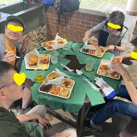上郷の森でバーベキューを行いました。炭お越しの鉄対やバーガーパテ調理のお手伝いもおお願いし、トントン相撲や非常食試食会やじゃんけん大会で盛り上がりました。スタッフの方々もとても手際よく進めていただきました。＃グループホーム＃バーベキュー