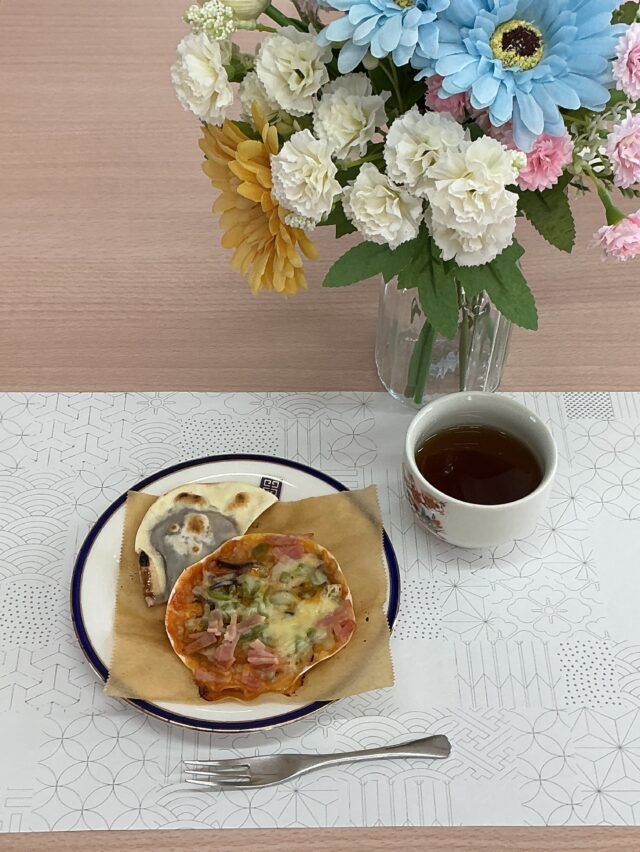 こんにちは😃くず葉台ケアセンターです。
本日のレクリエーションはおやつレク‼️
餃子の皮のピザ作りを行いました♪(๑ᴖ◡ᴖ๑)♪
材料の野菜は、くずはのプランターで育てた物です♪
皆様とても良い表情で召し上がっていました☆

くず葉台ケアセンター
0463-84-5800
神奈川県秦野市東田原419-1

#くず葉台ケアセンター
#ピザパーティー
#美味しい