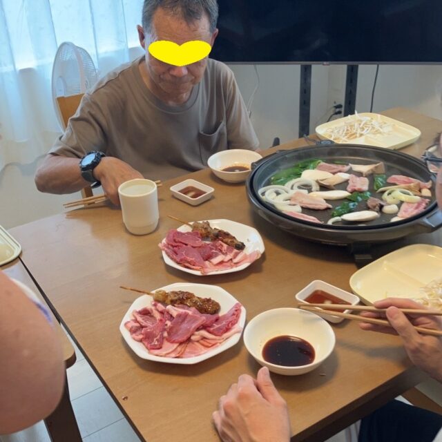 週末の昼食。各自昼食代を持ち寄り、予算内で買える食材で美味しく焼き肉食べることができました。＃グループホーム＃焼き肉