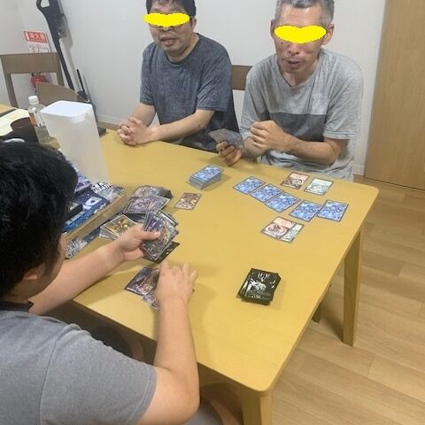 夕食後は皆さん思い思いに過ごされています。写真はカード対戦をしたり桃電をされたりと楽しまれています。＃グループホーム＃夕食後＃カード＃桃電