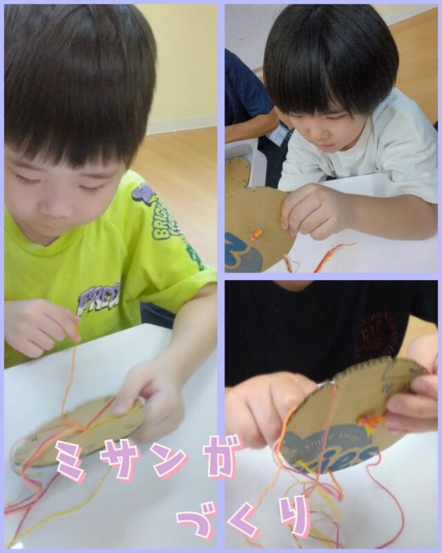 こんにちは🙌
とことこ戸塚第２教室です！

本日は【ミサンガづくり】のご紹介です♪
ダンボールで簡単に編むことができるので、手先のトレーニングにもおすすめです！

※現在は放課後等デイサービスのみのご案内となっております。
児童発達支援の受け入れは行っておりませんので、ご了承ください。
☆新規ご利用者さま募集中☆
定員もございますので、ご見学・お問い合わせ等ご希望の方は、お早めにお願いいたします。
満席の場合は、キャンセル待ち等のご案内をさせていただく場合もございます。

ご見学、お問い合わせお待ちしております♪

＃放課後等デイサービス＃社会福祉法人昴＃思いやり＃療育＃発達支援＃成長＃横浜市すずかけの郷＃シーサイドかなざわ＃ハートフルガーデン川和＃西金沢地域ケアプラザ＃西柴地域ケアプラザ＃上永谷デイサービスセンター＃放課後等デイサービスとことこ＃遊び心＃集団遊び＃戸塚区＃発達ゆっくりさん