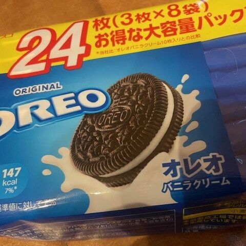 オレオマグカップケーキを作りました。
作り方はオレオをつぶし牛乳を加えて１分３０秒チンするだけです。ホイップをのせて出来上がり。＃グループホーム＃オレオ＃カップケーキ