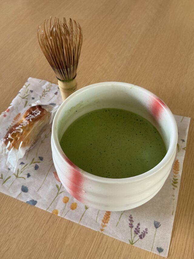 こんにちは😃くず葉台ケアセンターです♪
本日のレクリエーションは、お抹茶を点てよう🍵という事で皆様に、
茶せんを使って、お抹茶を立てて頂きました♪
男性の方は皆様初めてという方が多く、
どうやるんだ？なんて言いながら、点てて下さいました。
なかなか泡が立たず苦戦されていましたが、苦いけどお味は美味しいと😋
なので良しとしましょう👍
その時のご様子をご覧下さい🤗

#抹茶点てる
#レクリエーション
#くず葉台ケアセンター
#悪戦苦闘
#茶せん

くず葉台ケアセンター
0463-84-5800
秦野市東田原419-1